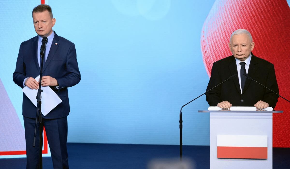 Polonya da anayasa mahkemesi uyelerinin yemin krizi ve muhalefetin tepkisi 60180