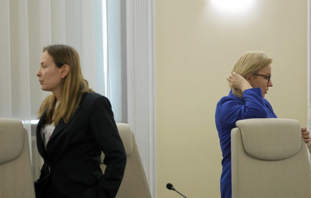 polonya da bakan hennig kloska ya guvensizlik oylamasi ve koalisyon krizine donusen tartismalar 65541