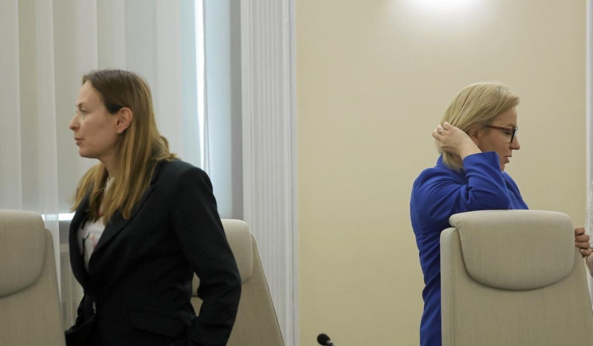 Polonya da bakan hennig kloska ya guvensizlik oylamasi ve koalisyon krizine donusen tartismalar 65541