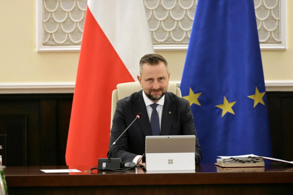 polonya da bakanlik krizi koalisyon ortaklari hennig kloska ya elestiri ve doro a a ya i stifa cagrisi 65345