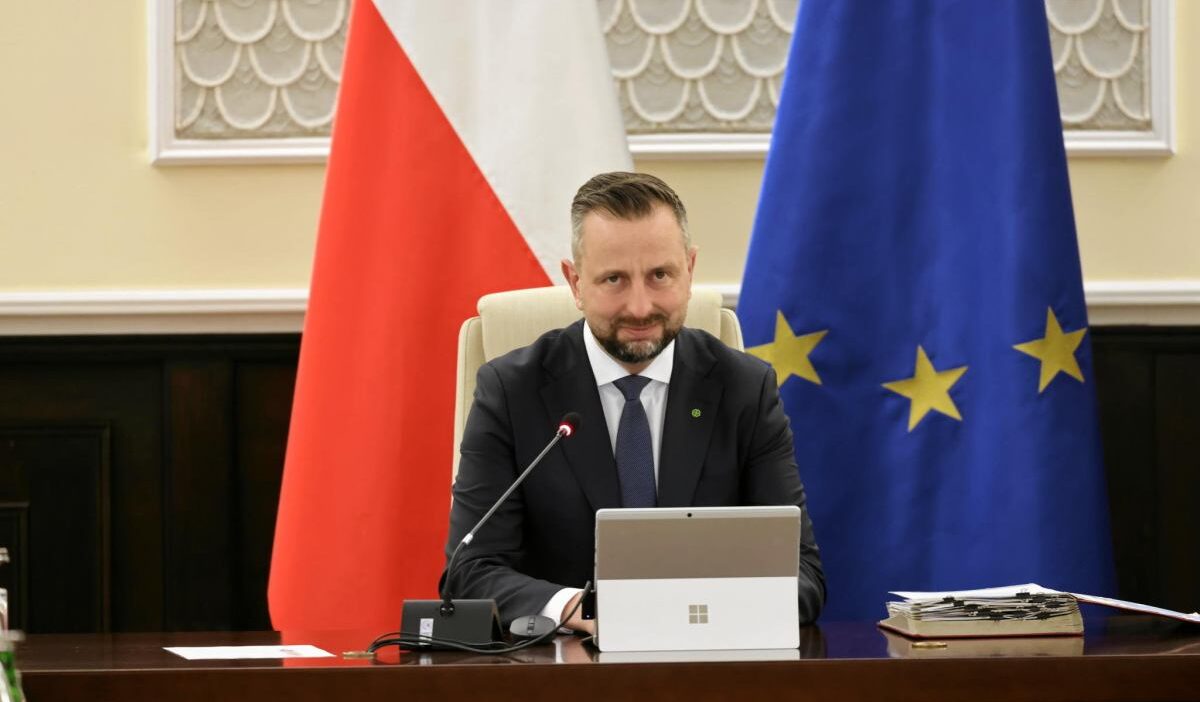 Polonya da bakanlik krizi koalisyon ortaklari hennig kloska ya elestiri ve doro a a ya i stifa cagrisi 65345