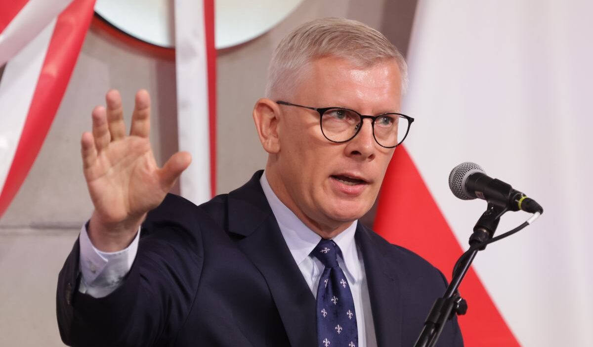 Polonya da bbn baskani cenckiewicz i stifa etti hukumete guven eksikligi 65915