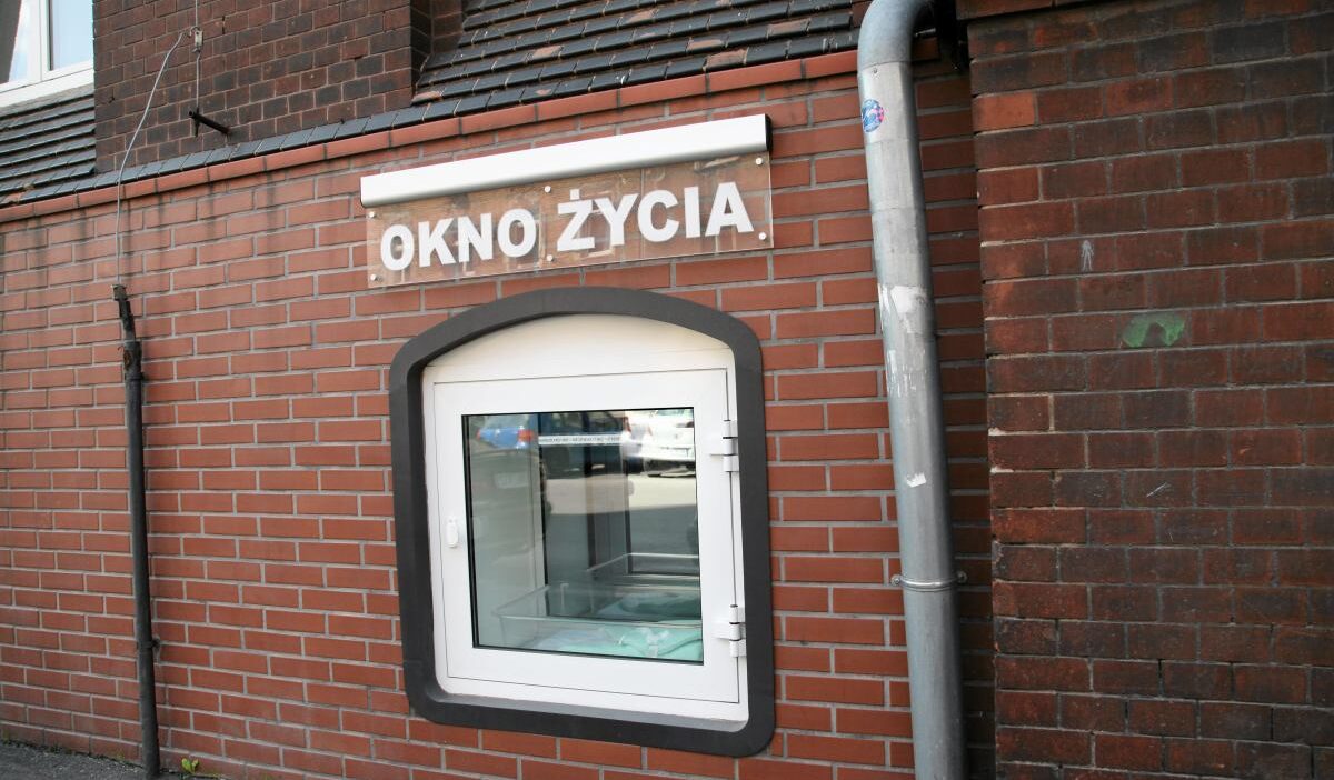 Polonya da bebek yasam penceresi ne birakildi 64323