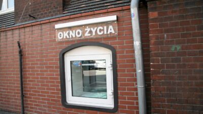 Polonya'da bebek "yaşam penceresi"ne bırakıldı 4 Polonya da bebek yasam penceresi ne birakildi 64323