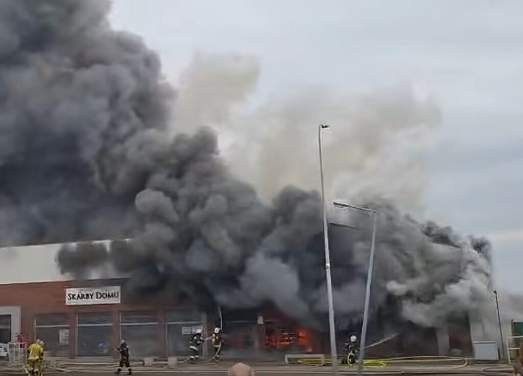 polonya da buyuk bir market ve mobilya magazasi yangininda tahliye uygulamasi 61760