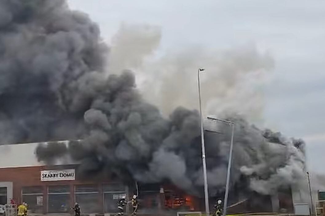 Polonya da buyuk bir market ve mobilya magazasi yangininda tahliye uygulamasi 61760