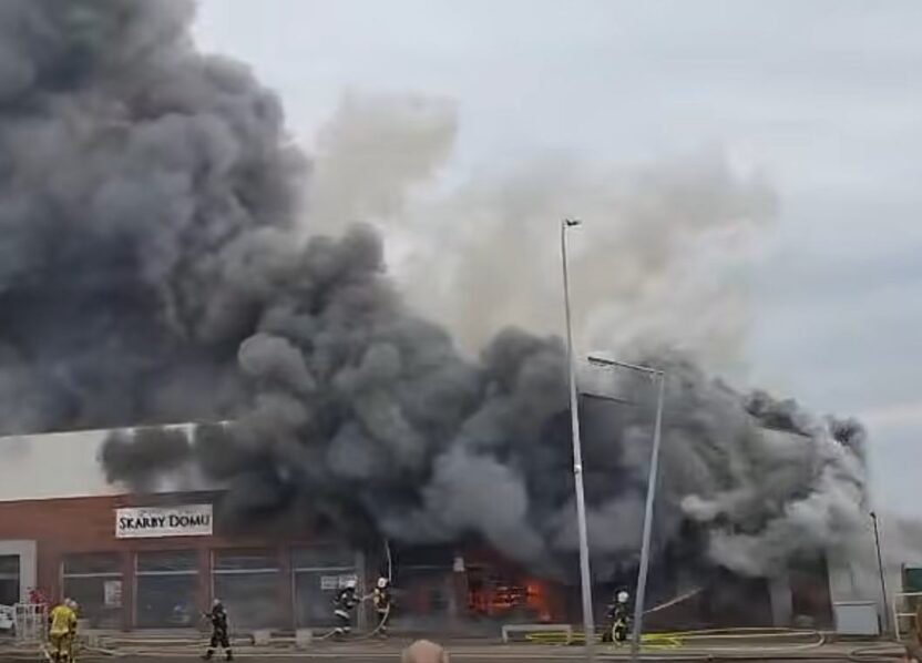 Polonya da buyuk bir market ve mobilya magazasi yangininda tahliye uygulamasi 61760