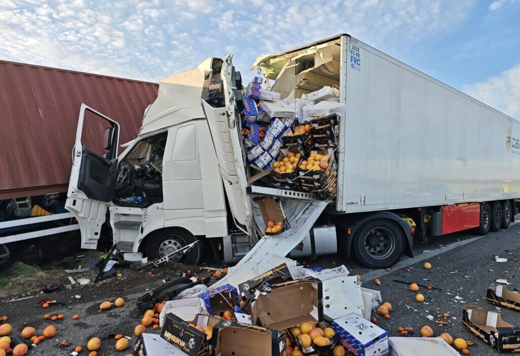 Polonya da daf kamyonlari karisan kazada trafik durdu 65517