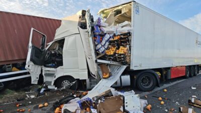 Polonya da daf kamyonlari karisan kazada trafik durdu 65517