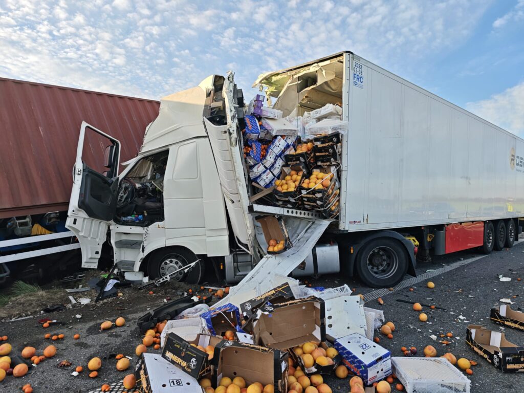 polonya da daf kamyonlari karisan kazada trafik durdu 65517