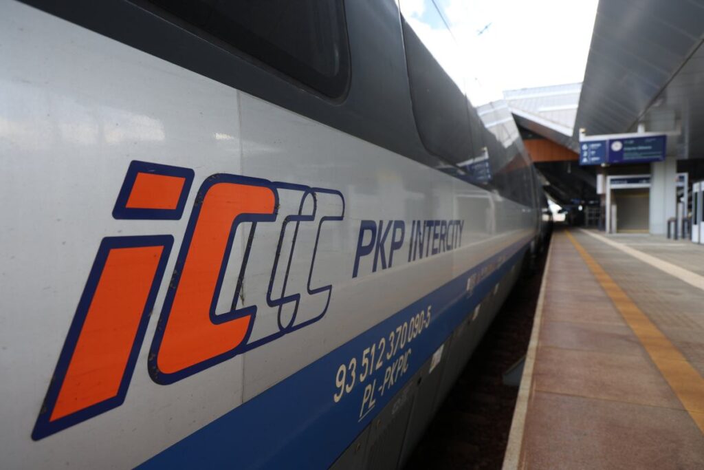 polonya da demiryolu hattinda ariza tren seferleri otobuslerle saglaniyor 58359