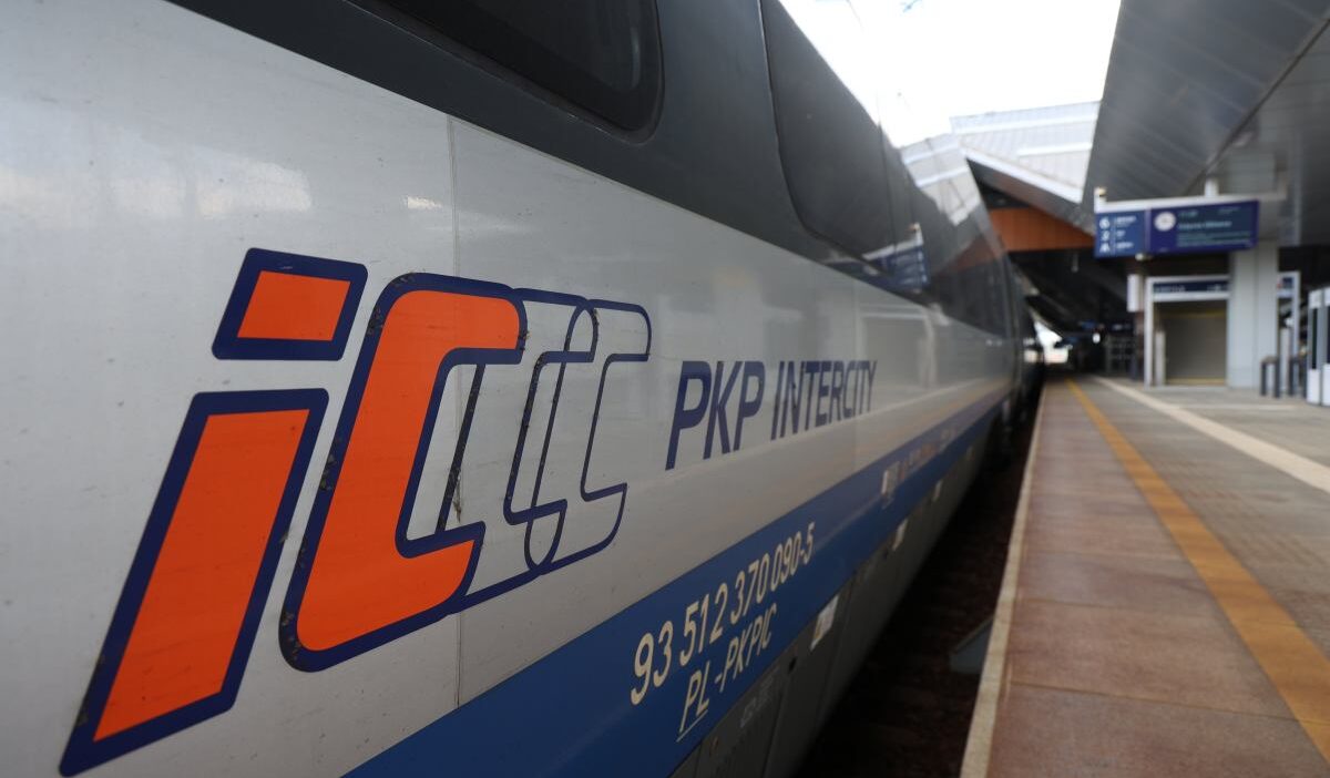 Polonya'da demiryolu hattında arıza: tren seferleri otobüslerle sağlanıyor 1 Polonya da demiryolu hattinda ariza tren seferleri otobuslerle saglaniyor 58359