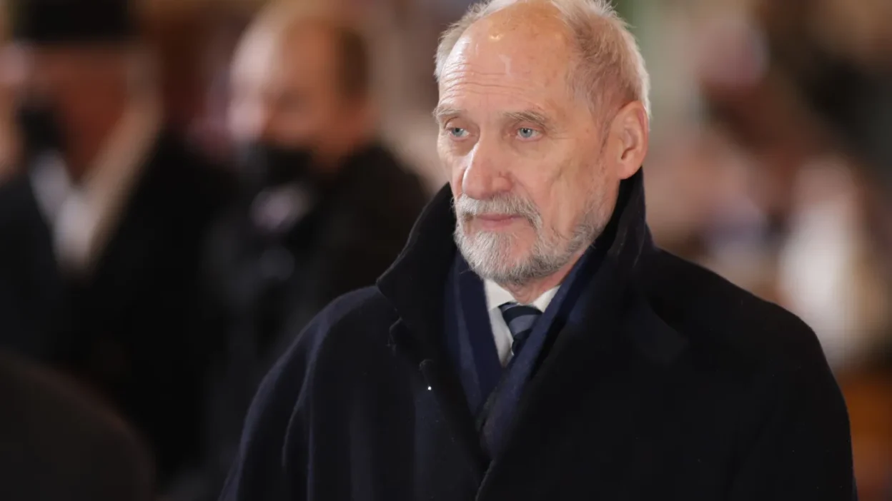 Polonya da eski savunma bakani macierewicz in dokunulmazligi kaldirilmasina i liskin sorusturma baslatildi 62727