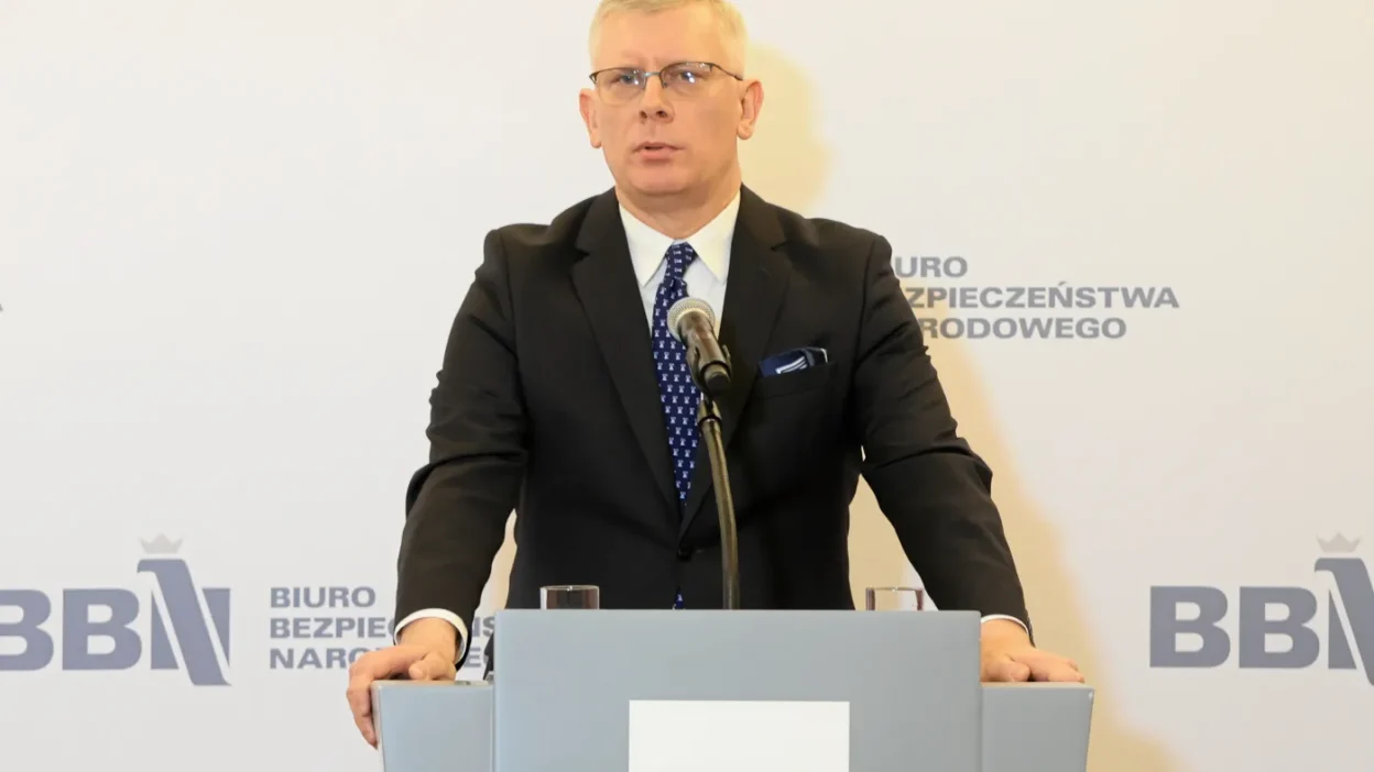 Polonya da guvenlik burosu baskani cenckiewicz gorevinden i stifa etti tusk saray i ci mucadeleyi goruyor 65882