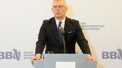 Polonya da guvenlik burosu baskani cenckiewicz gorevinden i stifa etti tusk saray i ci mucadeleyi goruyor 65882