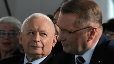 Polonya da hukumet degisikligi ve ekonomik yeniden yapilanma tartismalari 66302