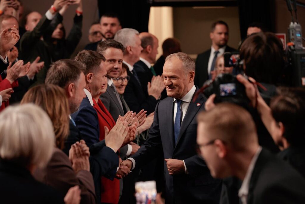 polonya da hukumet ortakligi yeniden yapilaniyor tusk in yeni yonetim kadrosu ve secim stratejisi 60821