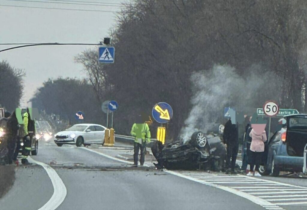 Polonya da i ki aracli kaza renault surucusu helikopterle hastaneye kaldirildi 58002