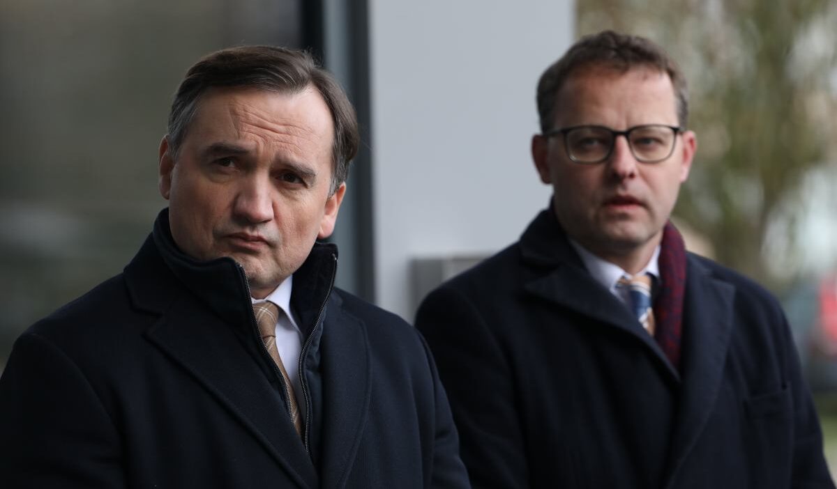 Polonya da kamuoyu hukuksal surecteki siyasetcilerin macaristan dan i adesini destekliyor 60095