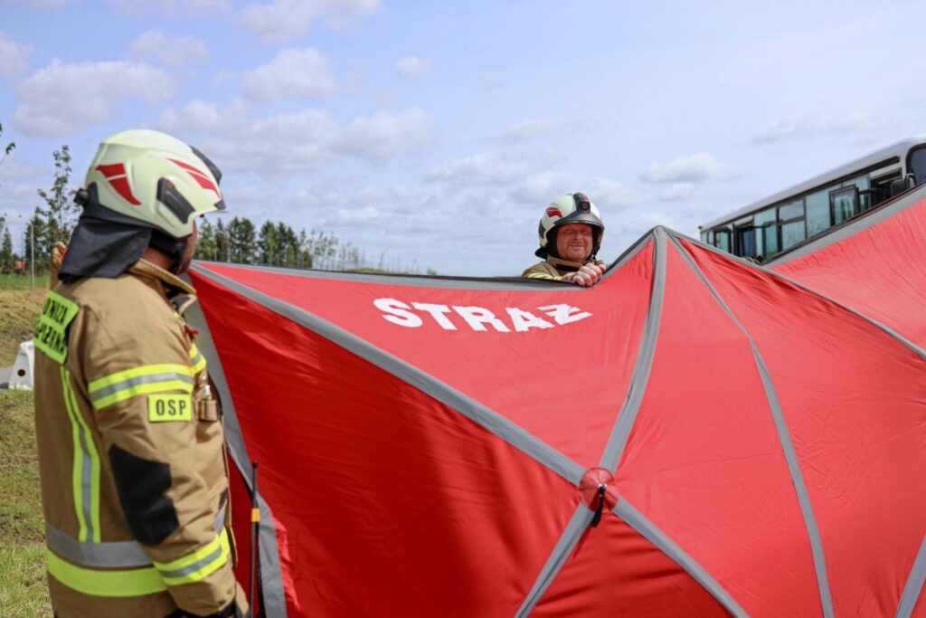 polonya da kaza i ki surucu hayatini kaybetti bir yolcu kurtarildi 66468