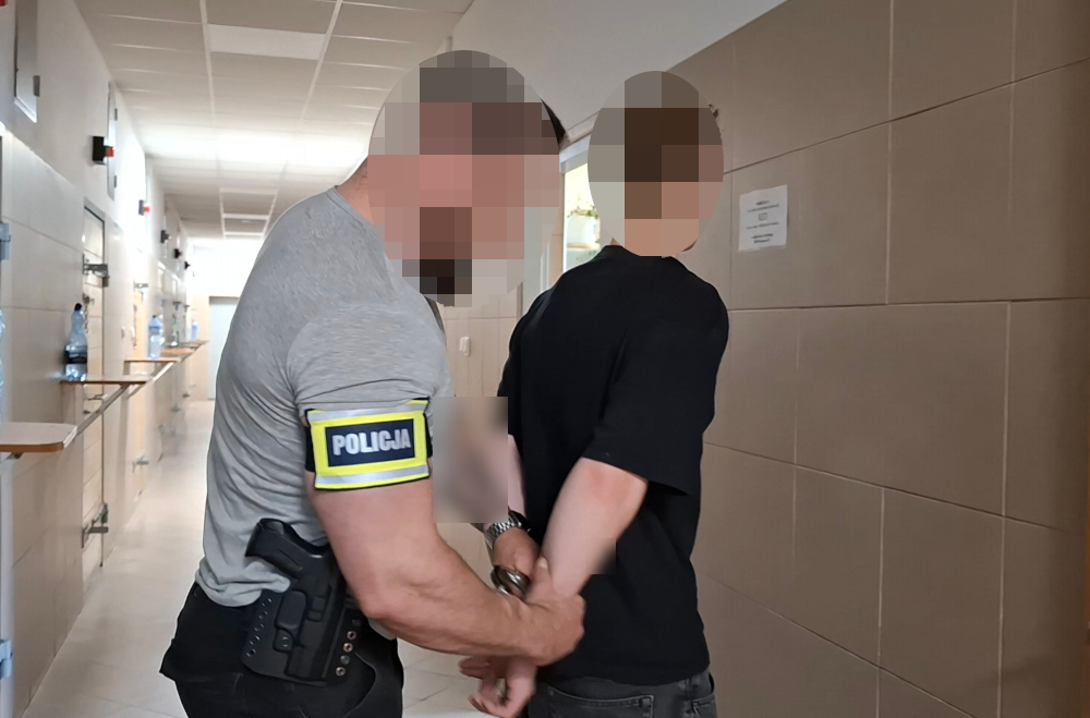 Polonya da kimlik sahtekarligiyla 71 bin z oty dolandiran supheli tutuklandi 67017