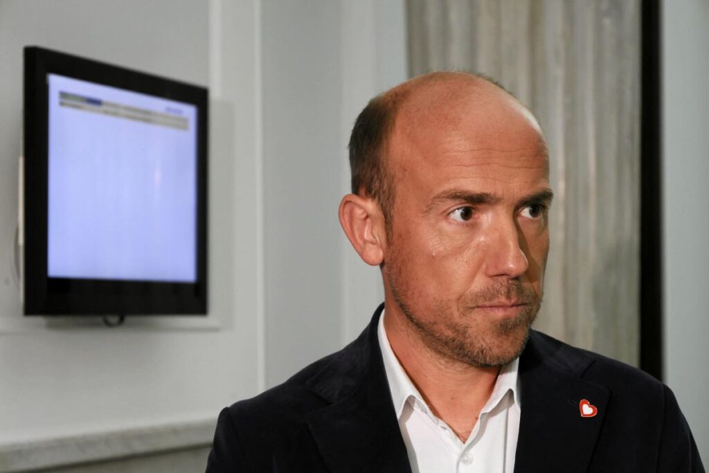 polonya da koalisyon hukumetinde guven oylamasi ve yeniden yapilanma tartismalari 65547