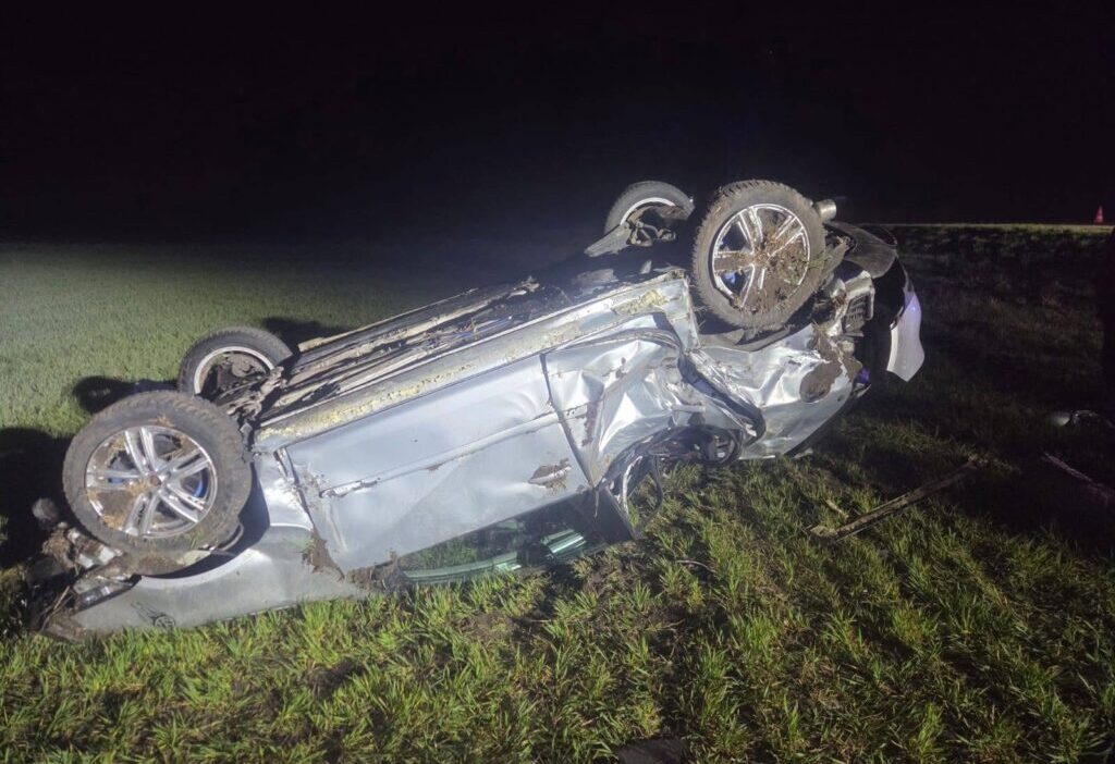 Polonya da kontrolden cikan arac agaca carpti 1 yarali 60975