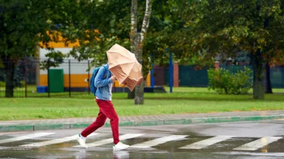 Polonya da kuvvetli ruzgar uyarisi 12 i l kapsaminda alarm 59031