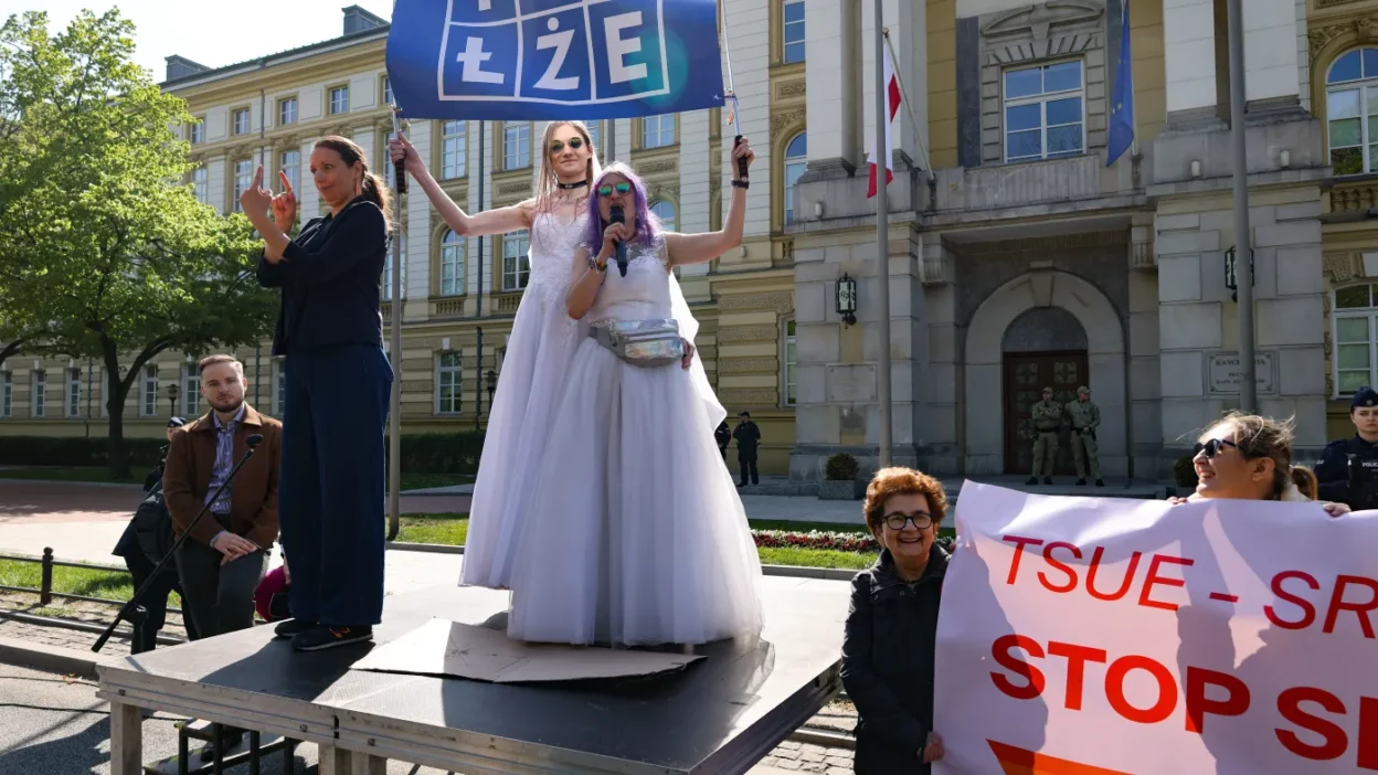 Polonya da lgbt orgutleri avrupa birligi mahkemesi ve i dari yuksek mahkemesi kararlarinin uygulanmasini talep etti 66353
