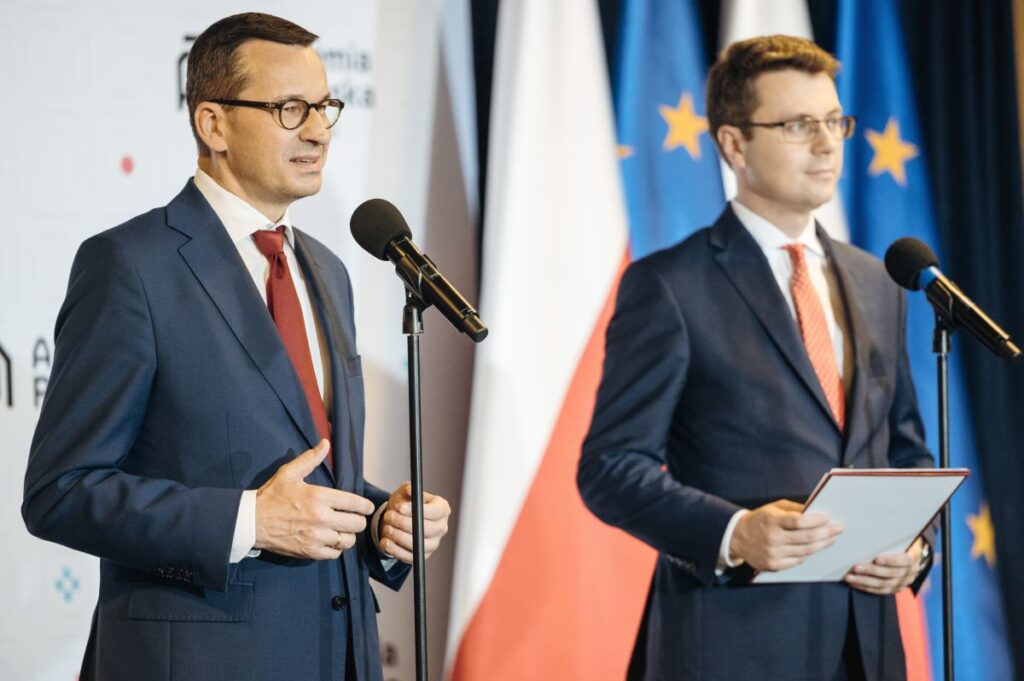 polonya da morawiecki nin yeni dernegi pis i cinde tartisma yaratti 62889