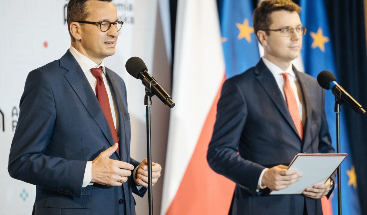 Polonya da morawiecki nin yeni dernegi pis i cinde tartisma yaratti 62889