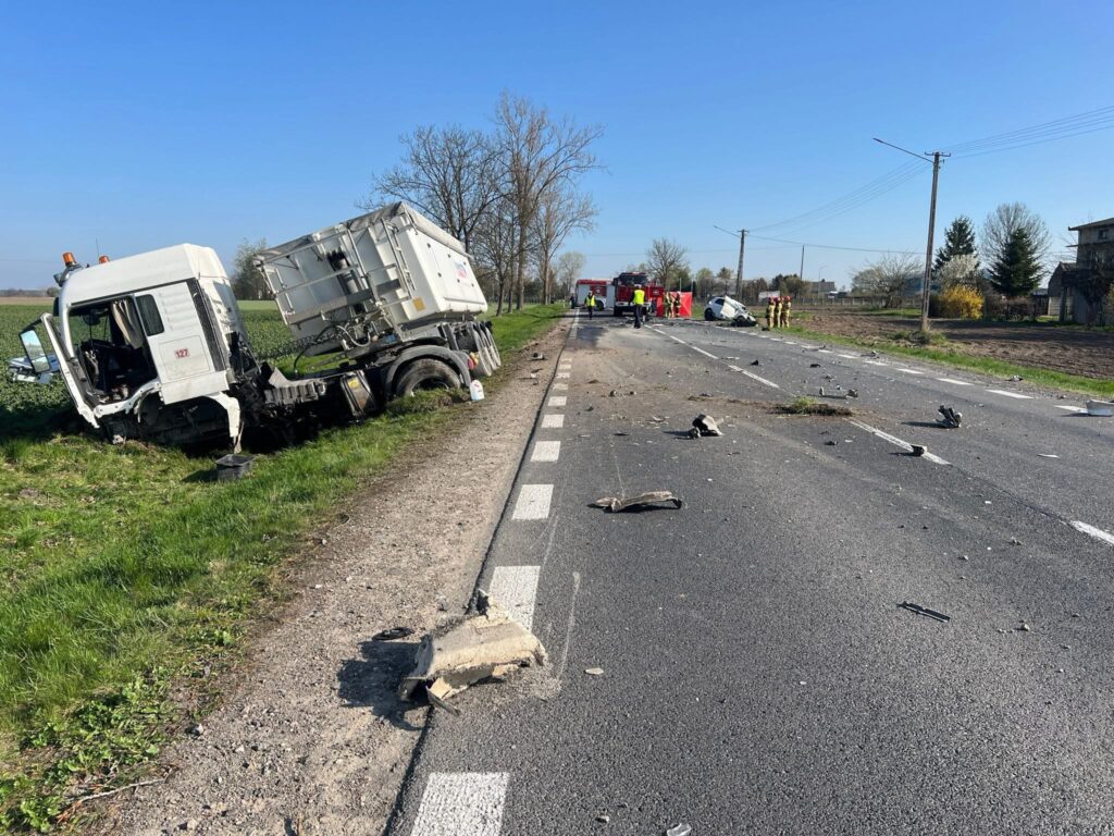 polonya da otomobil kamyon carpismasi 1 olu 62870