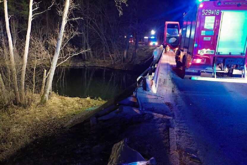Polonya da otomobil kopruden nehre dustu bir kisi hayatini kaybetti 58649