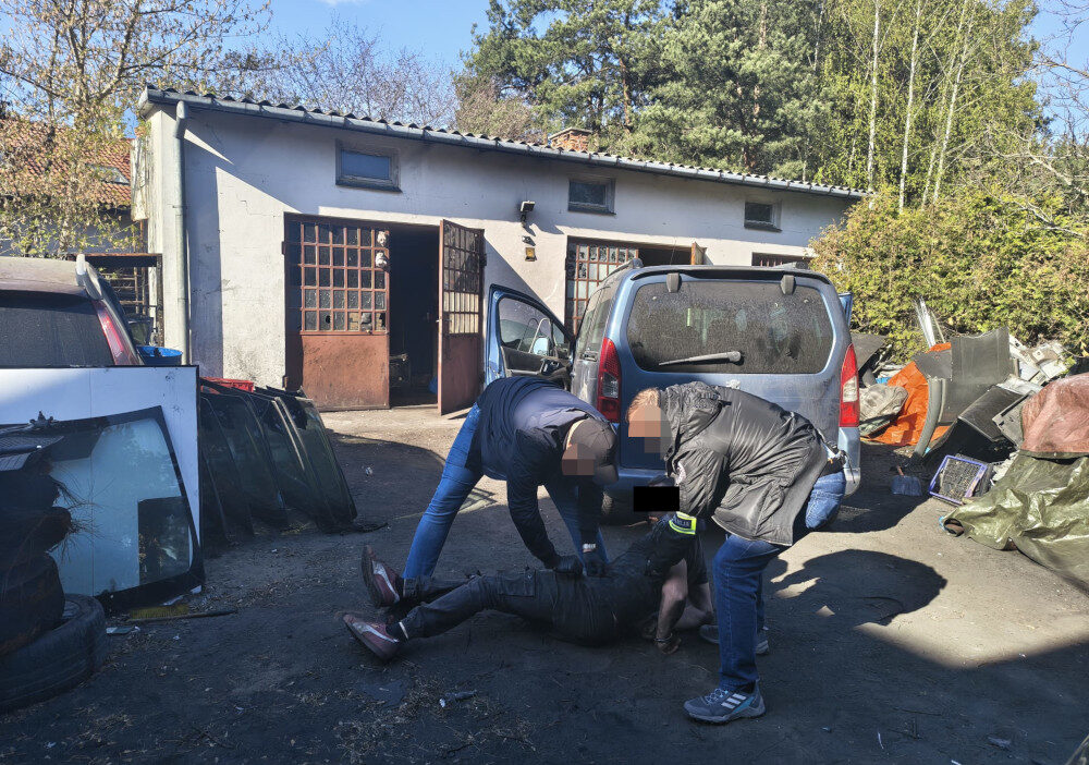 Polonya da otomobil parcasi kacakciligi operasyonu i ki supheli gozaltinda 67020