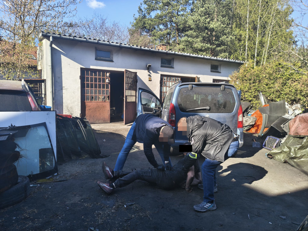 polonya da otomobil parcasi kacakciligi operasyonu i ki supheli gozaltinda 67020