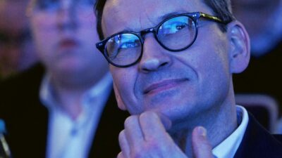 Polonya da secim anketleri koalisyon liderligi ve morawiecki nin yeni girisimi 64002