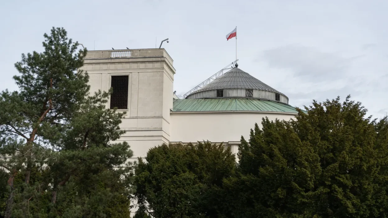 Polonya da secim anketleri koalisyonu one geciriyor pis rekor dususte 63014