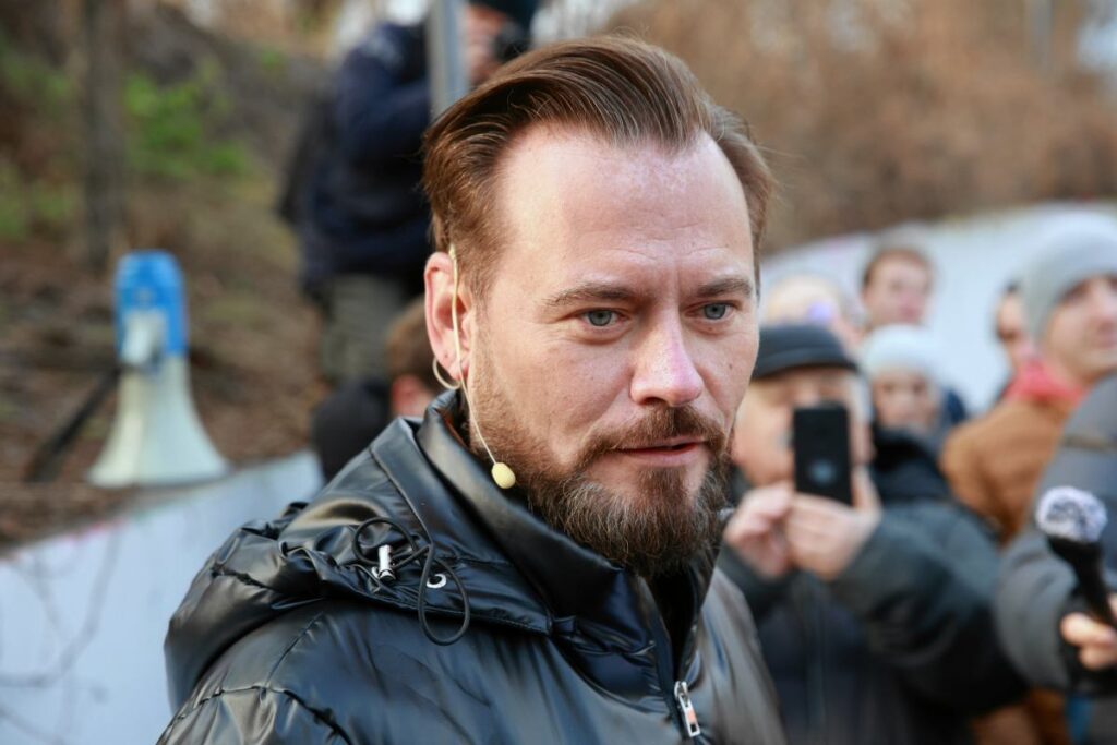 polonya da surucunun telefon kullanimi tartismasi polis sorusturma baslatti 63498