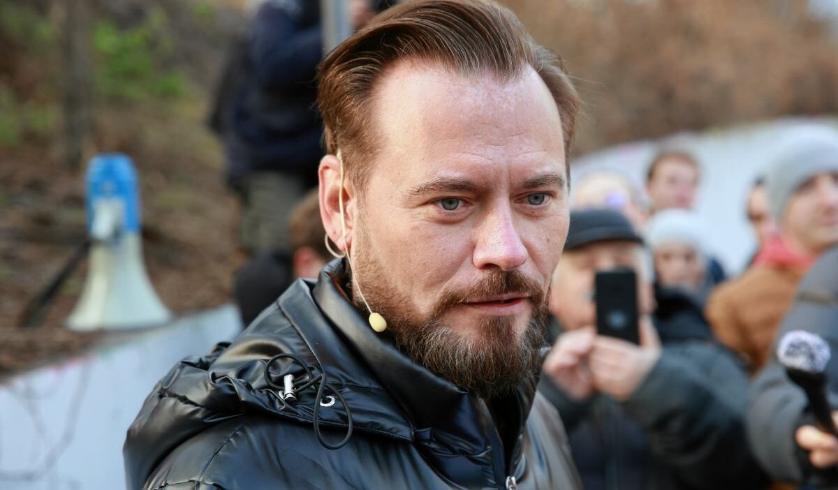 Polonya da surucunun telefon kullanimi tartismasi polis sorusturma baslatti 63498