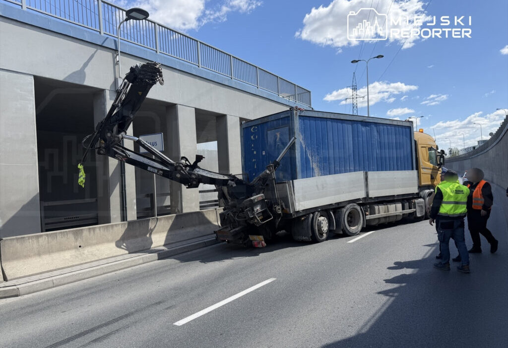 Polonya da tir tuneldeki dusuk yukseklikten dolayi sikisti trafik felc oldu 65629
