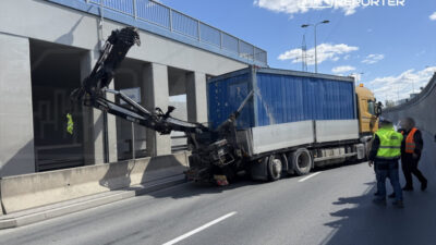 Polonya da tir tuneldeki dusuk yukseklikten dolayi sikisti trafik felc oldu 65629