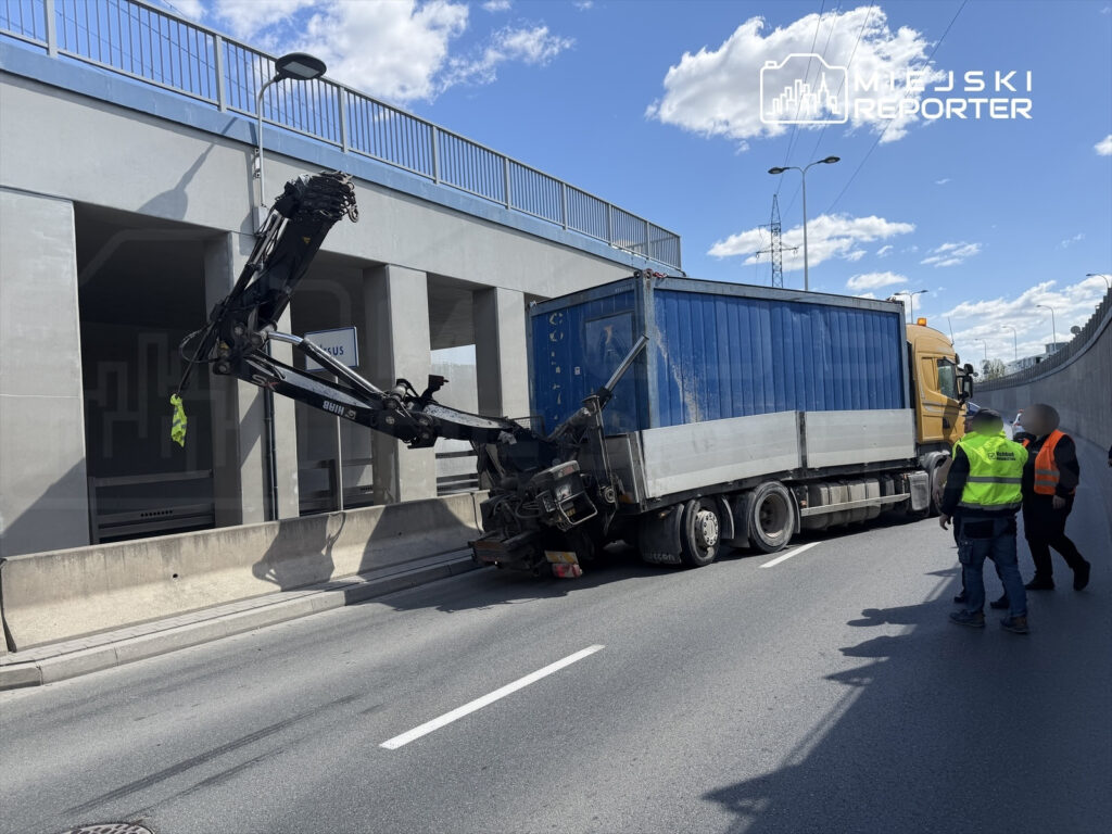 polonya da tir tuneldeki dusuk yukseklikten dolayi sikisti trafik felc oldu 65629