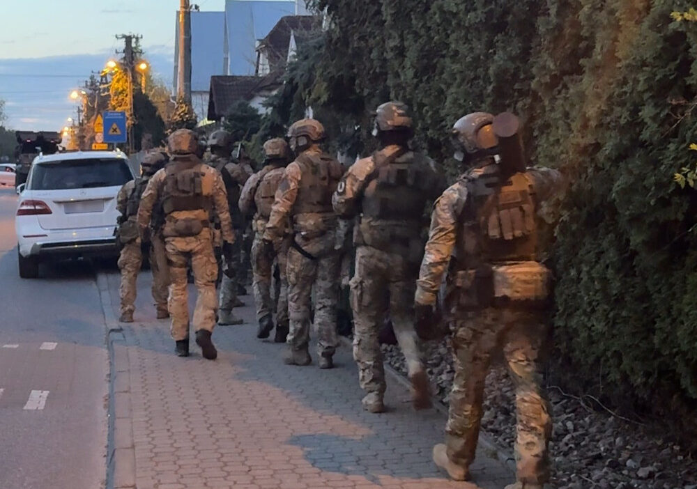 Polonya da uyusturucu operasyonu silah muhimmat ve yuksek miktarda nakit ele gecirildi 67023