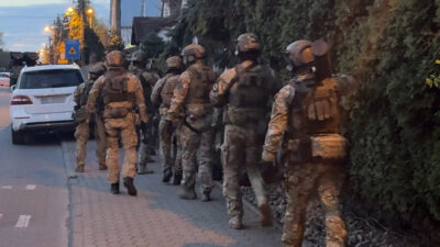 Polonya da uyusturucu operasyonu silah muhimmat ve yuksek miktarda nakit ele gecirildi 67023