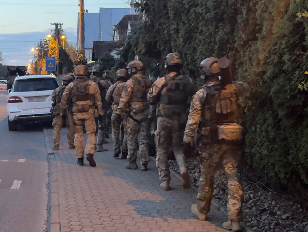 polonya da uyusturucu operasyonu silah muhimmat ve yuksek miktarda nakit ele gecirildi 67023