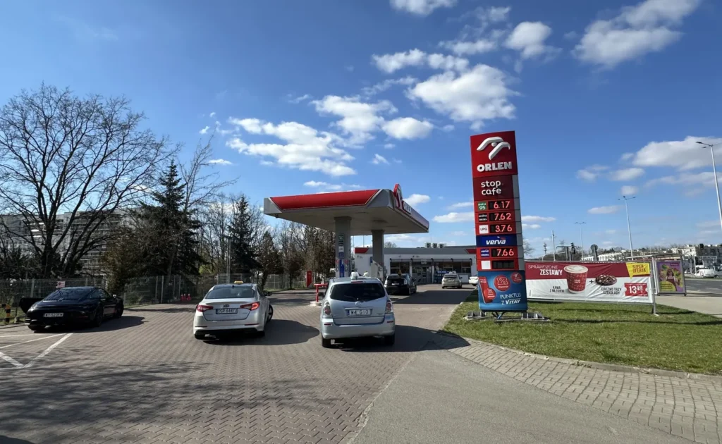 polonya da yakit fiyatlarina es zamanli zam ve i ndirim 65169