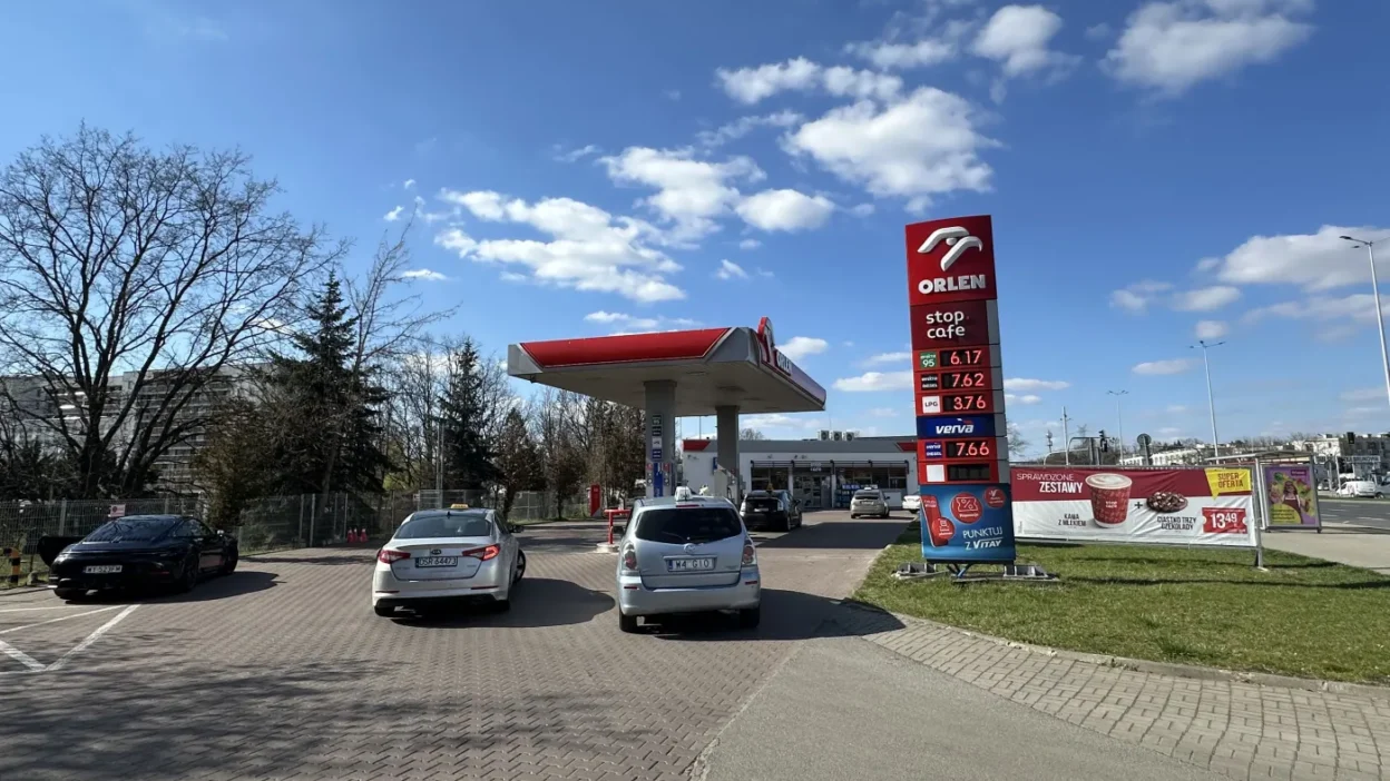 Polonya da yakit fiyatlarina es zamanli zam ve i ndirim 65169