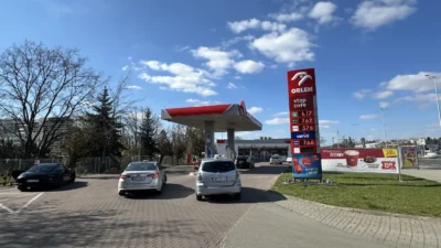 Polonya da yakit fiyatlarina es zamanli zam ve i ndirim 65169