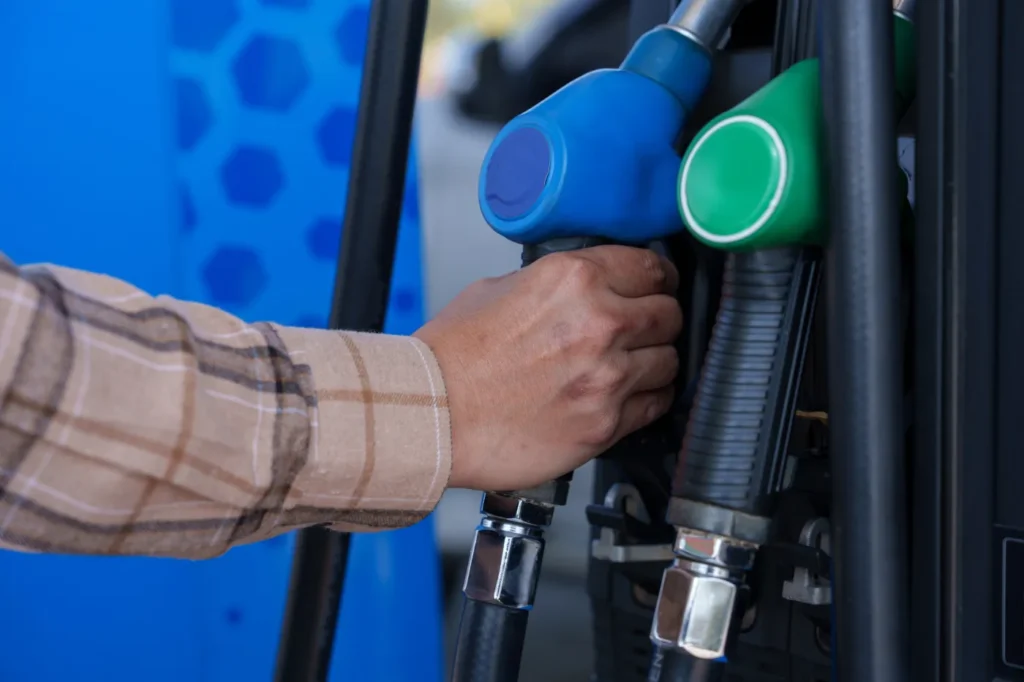 polonya da yakit fiyatlarina yeni duzenleme benzine zam motorine i ndirim 57896