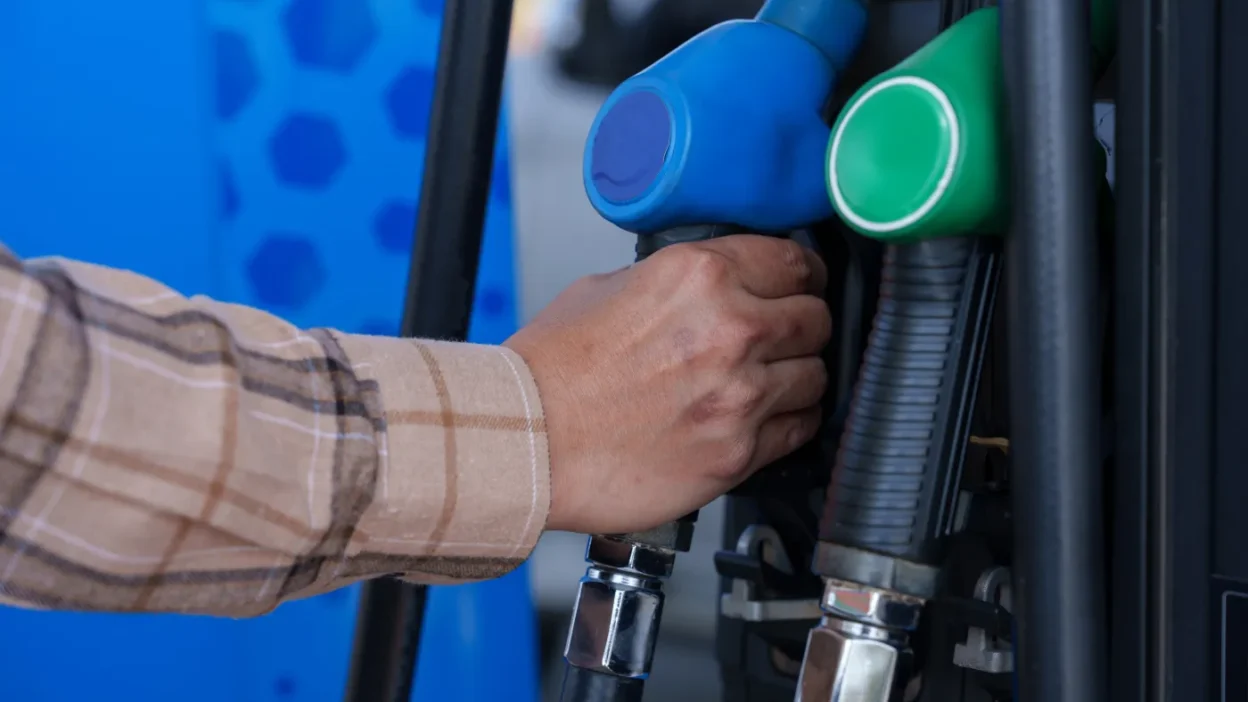 Polonya da yakit fiyatlarina yeni duzenleme benzine zam motorine i ndirim 57896